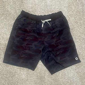 Vuori Kore Shorts 7.5” medium. Black camo